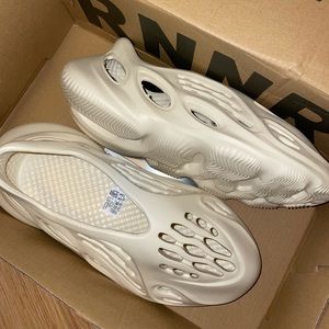 Yeezy Foamrunners (womens US 6)